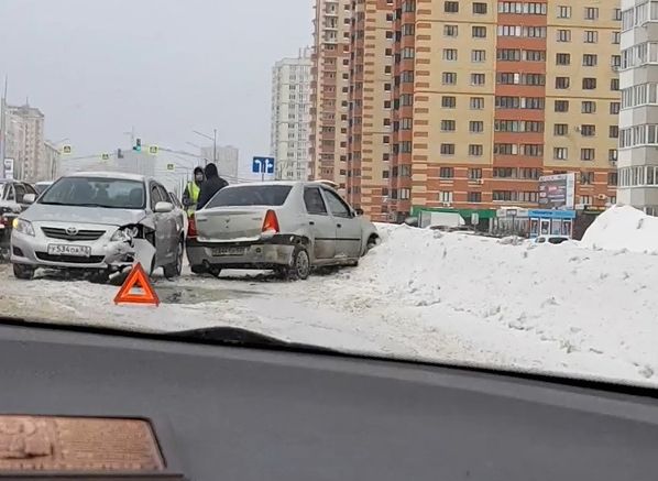 На улице Большой Renault въехал в сугроб после столкновения с Toyota