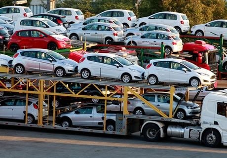 Импорт легковых автомобилей в РФ сократился вдвое