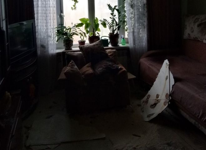 В доме на улице Совхозной после включения отопления начал обваливаться потолок