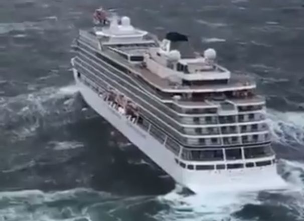 Круизный лайнер терпит бедствие у берегов Норвегии (видео)