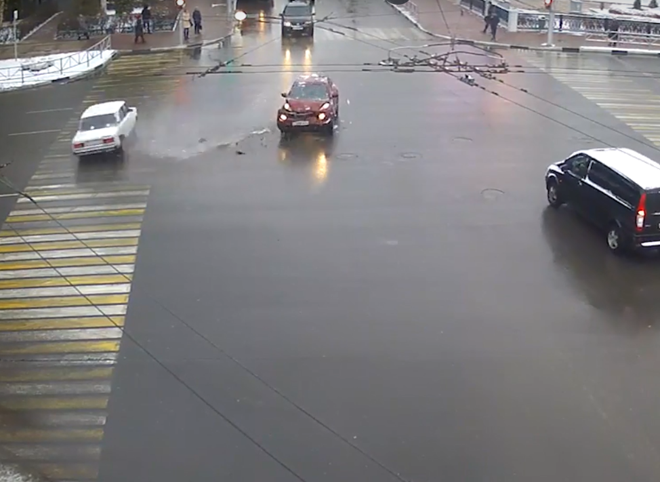 На площади Ленина Nissan въехал в «Жигули» (видео)