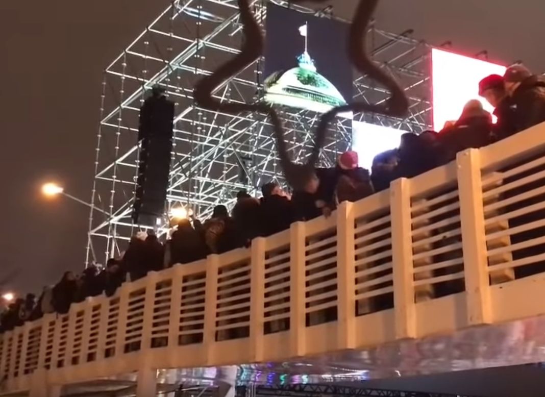 В Парке Горького обрушился пешеходный мост (видео)