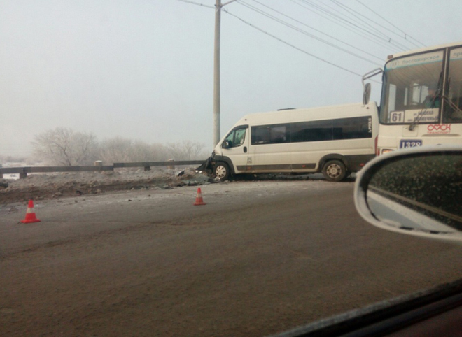 Рязанский водитель устроил крупное ДТП с маршруткой в Омске (видео)