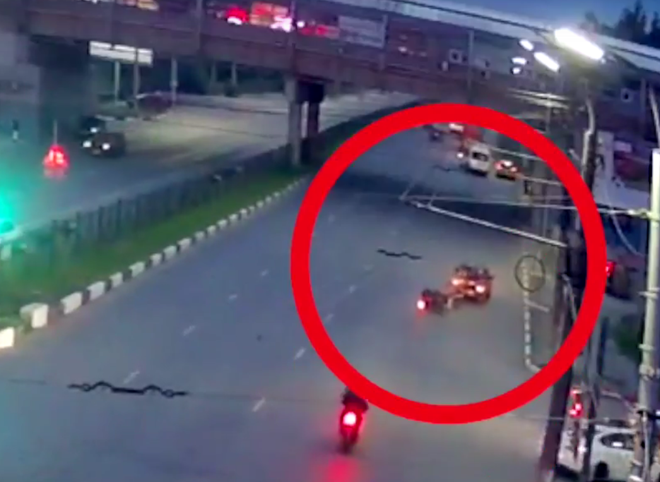 На Московском шоссе мотоциклист влетел в легковушку (видео)