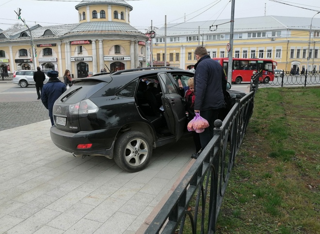На площади Ленина Lexus врезался в ограждение