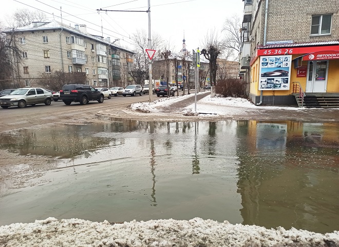 В центре Рязани улицу затопило нечистотами