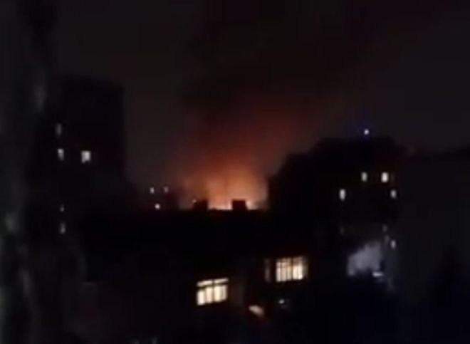 В Рязани сгорел блок хозяйственных построек (видео)