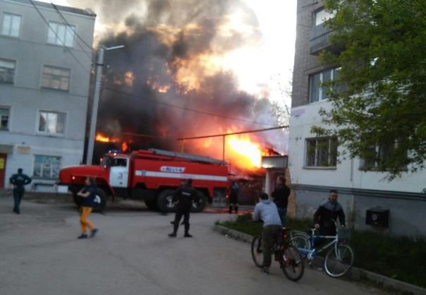 Очевидцы засняли пожар у остановки «Дом художника»