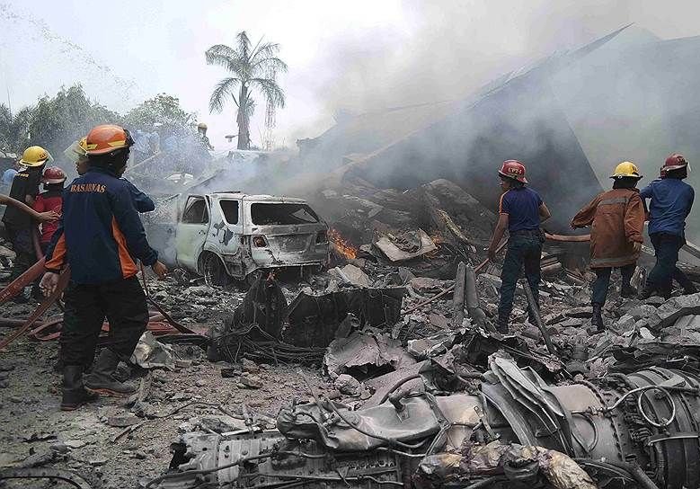 В результате авиакатастрофы в Индонезии погибли 45 человек