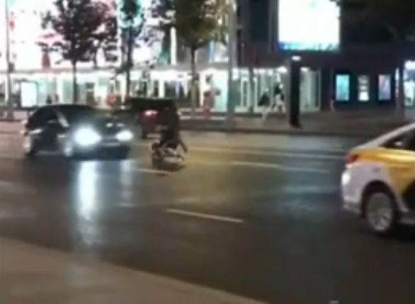 На Новом Арбате автомобиль на полном ходу сбил инвалида-колясочника (видео)
