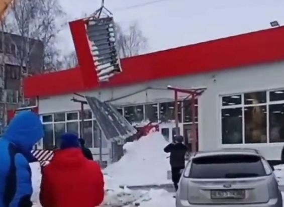 На окраине Рязани из-за снега обрушился козырек магазина «Магнит»