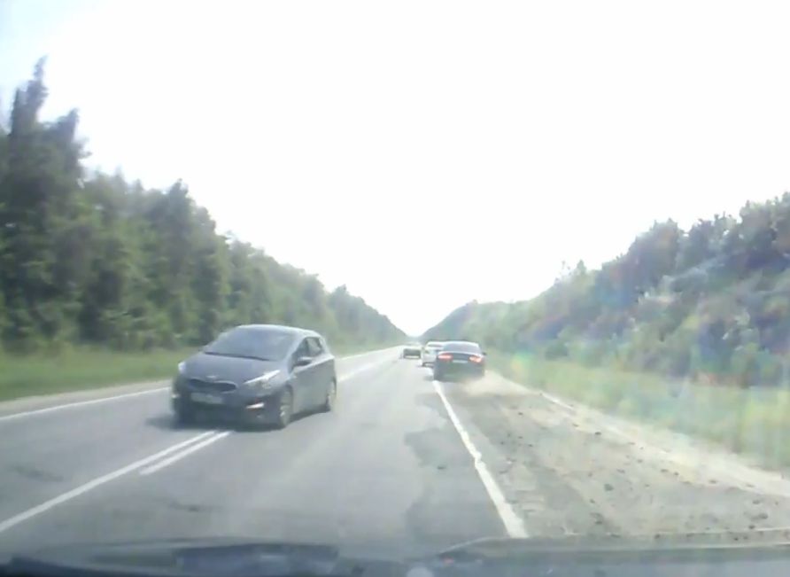 На трассе Рязань — Ряжск «бешеная» Kia отправила на обочину три авто (видео)