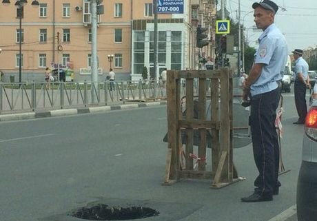 На площади Победы в очередной раз провалился асфальт