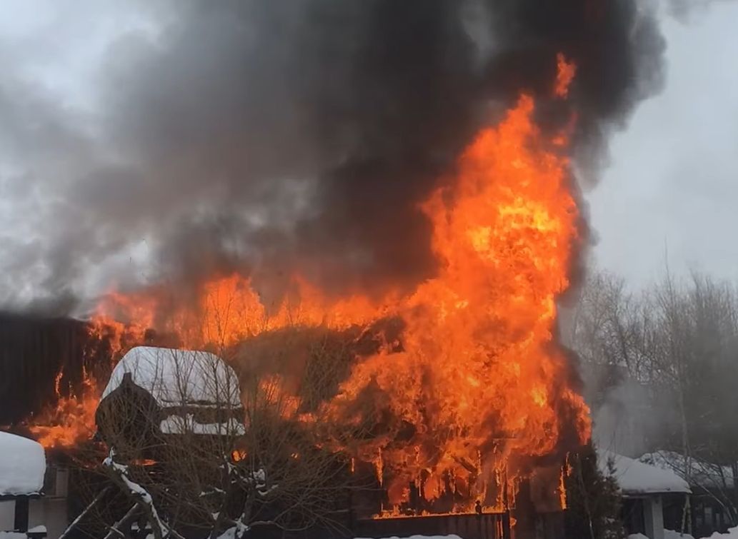 В Зеленограде загорелся ресторанный комплекс