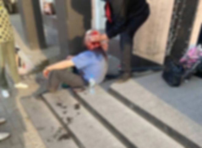 На остановке «Площадь Победы» засняли мужчину с окровавленной головой
