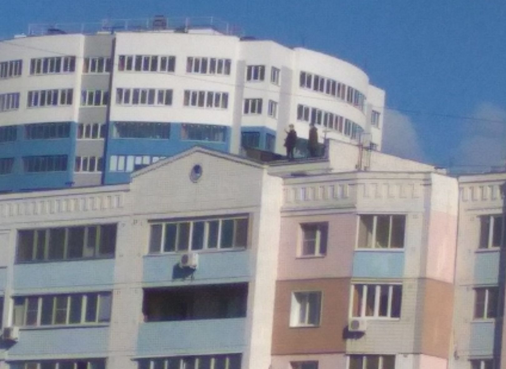На Касимовском шоссе засняли подростков, гуляющих по крыше многоэтажки