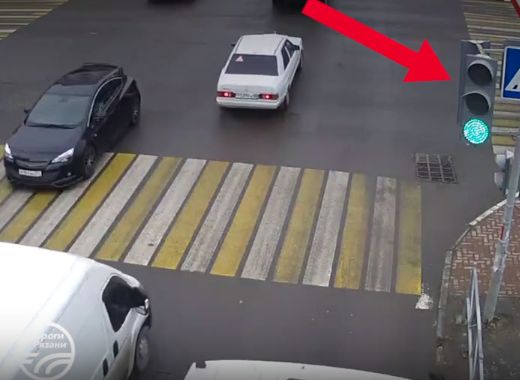 Видео: в центре Рязани мусоровоз сбивает светофор