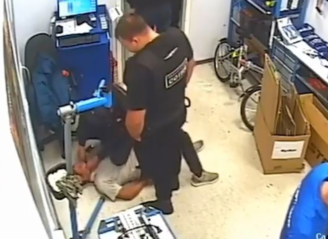 На Алтае полицейский попытался скормить задержанному телефон (видео)