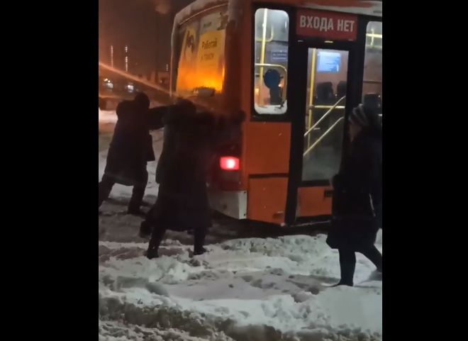 В Ворошиловке пассажиры толкали застрявшую маршрутку