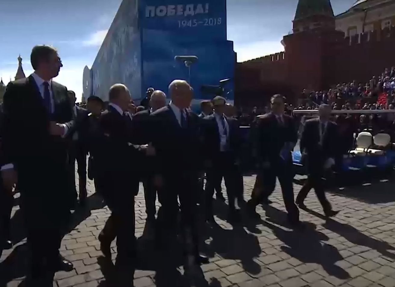 Охрана Путина затолкала ветерана, пытавшегося подойти к президенту (видео)