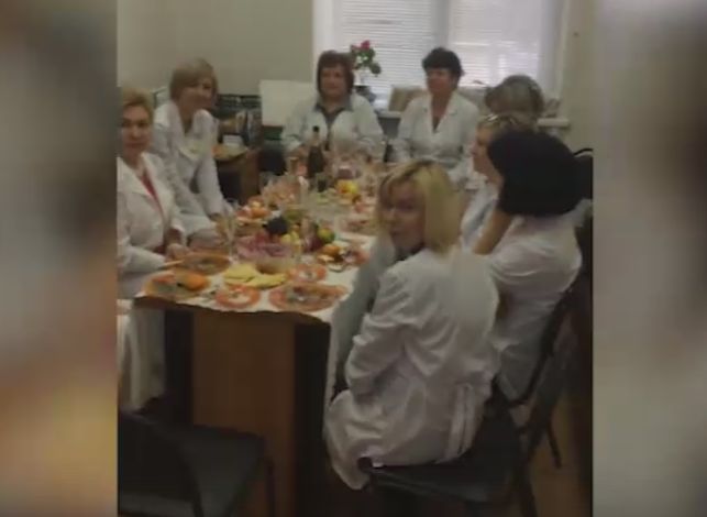 Видео: врачи Рязанского кардиодиспансера празднуют, пока пациенты ждут в очереди