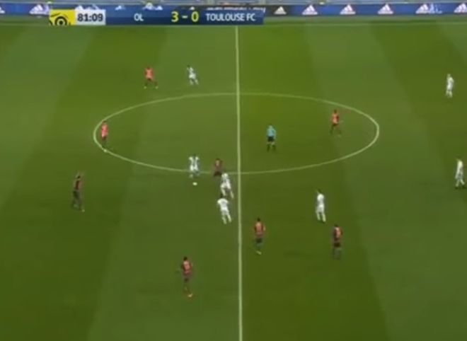 Видео: футболист «Лиона» забил мяч ударом с центра поля