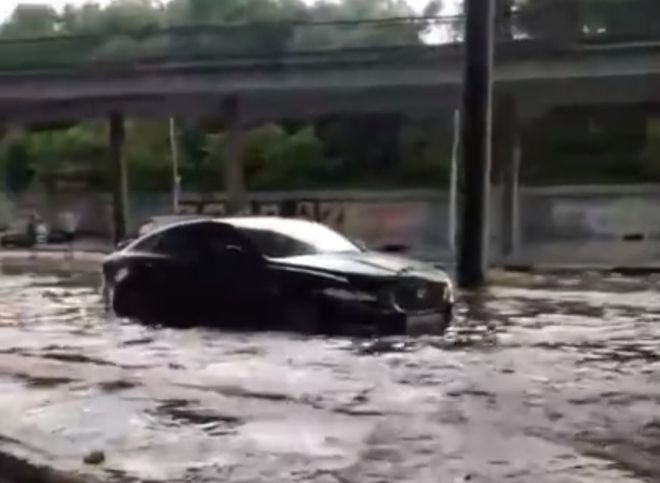 Рязанцы сняли на видео потоп под путепроводом на Куйбышевском шоссе