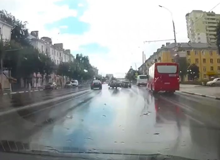 ДТП с участием трех авто на Первомайском проспекте попало на видео