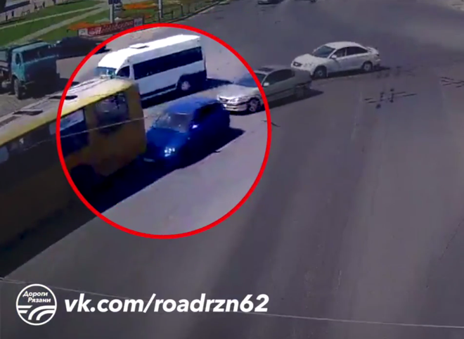 Троллейбус невольно спровоцировал ДТП на Московском шоссе (видео)