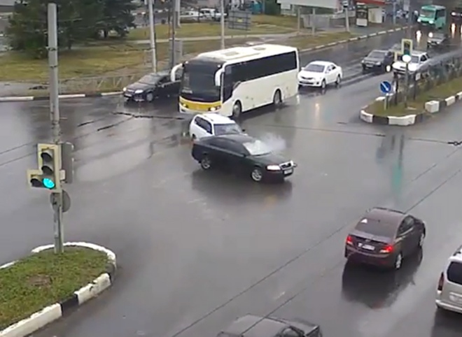 ДТП на пересечении Московского шоссе и улицы Мервинской попало на видео