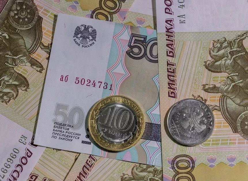 Рубль продолжил падение по отношению к доллару и евро