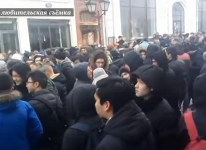 Огромная очередь за кроссовками от Уэста ﻿образовалась в Москве (видео)