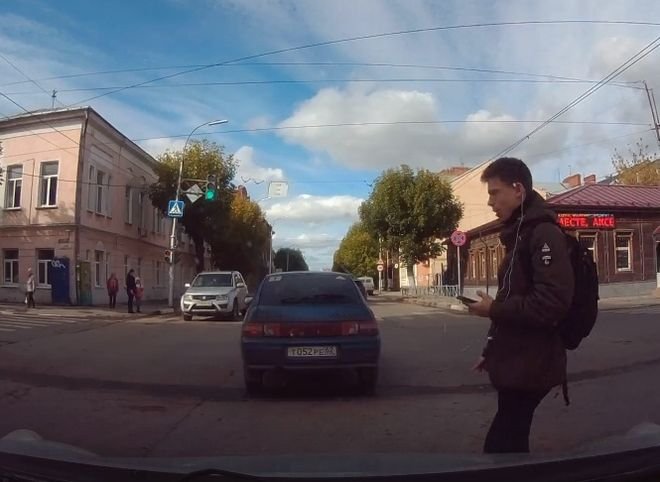 В Рязани подросток чуть не попал под машину, засмотревшись в телефон (видео)