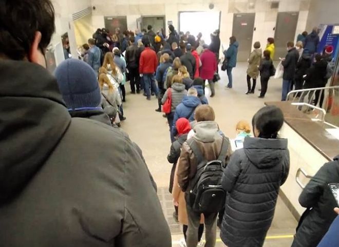 В первый день пропускного режима в метро Москвы возникли огромные очереди