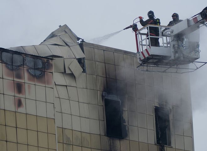 Крыша ТЦ в Кемерове рухнула почти на всей площади пожара