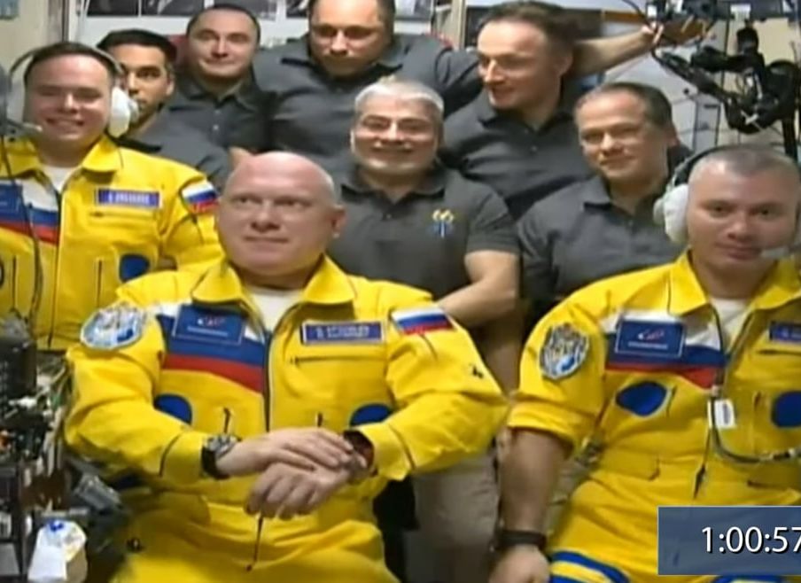 Российские космонавты прибыли на МКС в костюмах желтого цвета с синими вставками