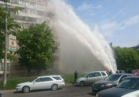 В Барнауле фонтан кипятка выбил окна 9-этажки (видео)