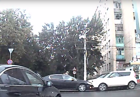 Видео: в центре Рязани столкнулись три автомобиля