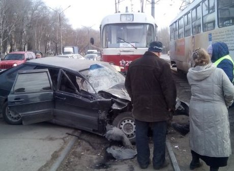 В Ульяновске полицейский на ВАЗе протаранил трамвай (фото)