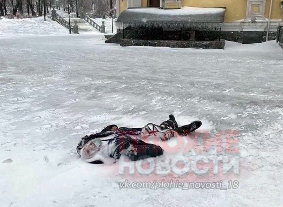 В центре Владивостока мужчина вмерз в лед у входа в храм