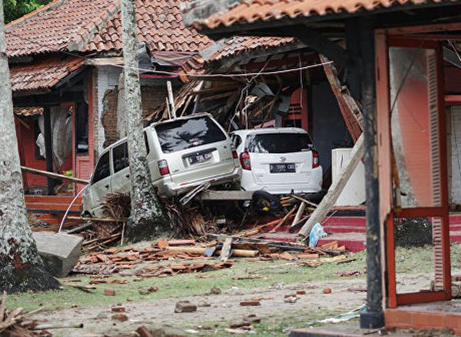 Число жертв цунами в Индонезии возросло до 281 человека