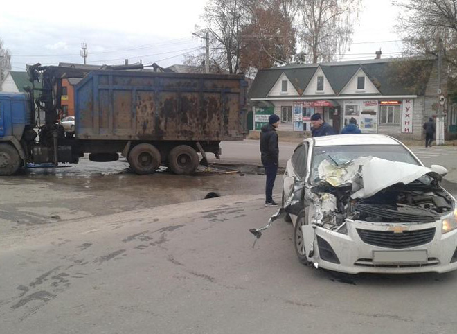 В Скопине столкнулись Chevrolet и КАМАЗ, пострадали два подростка