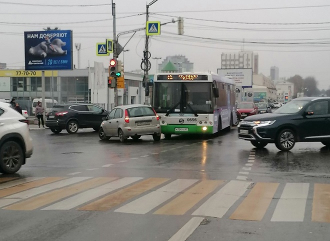Около ТРЦ «Круиз» столкнулись автобус и легковушка