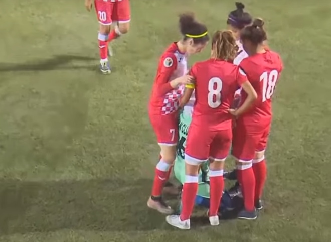 Видео: соперницы окружили футболистку, чтобы она смогла поправить хиджаб