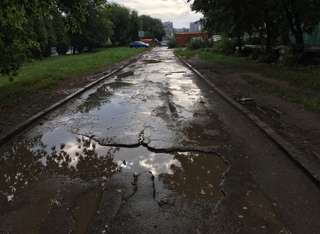 Родители пожаловались на ужасную дорогу к детскому саду в Рязани