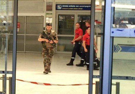 В Ницце полицейские эвакуируют людей из аэропорта