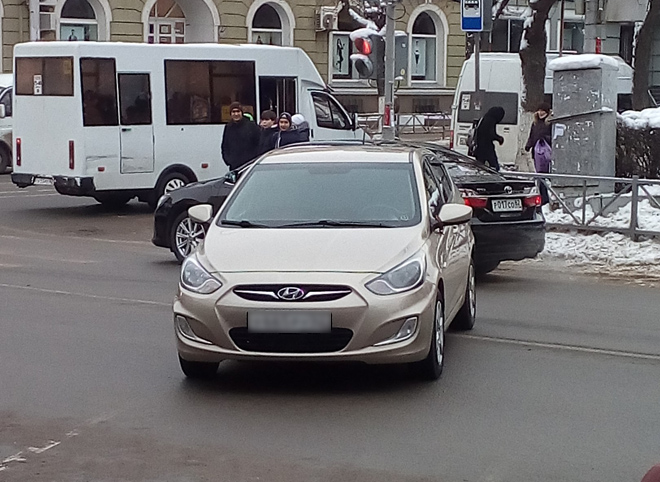 Фото: «мастер парковки» перекрыл улицу в центре Рязани