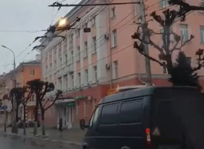 На Первомайском проспекте оборвался троллейбусный провод (видео)