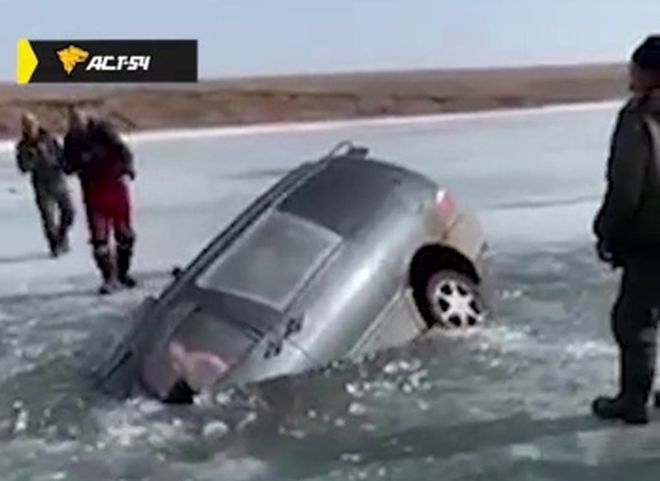 Под Иркутском утонул «дрифтер», выехавший на лед на минивэне