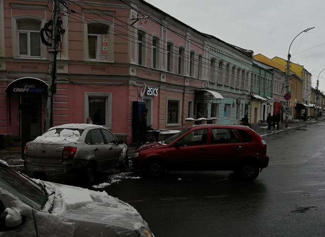 На новом перекрестке на площади Ленина столкнулись «Калина» и «Гранта»